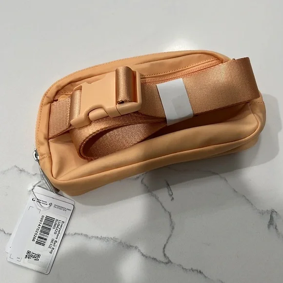 Lululemon Everywhere Belt Bag 1L ✨LAST ONE ✨ - Picture 3 of 3